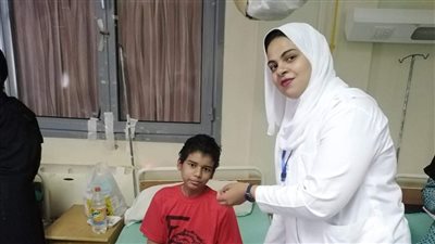 مركز أورام قنا يحتفل بعيد ميلاد طفل يعاني من شلل في الأطراف وسرطان بالدم │صور وفيديو