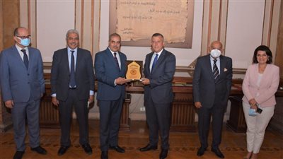 رئيس جامعة عين شمس يستقبل رئيس جامعه الأزهر بقصر الزعفران