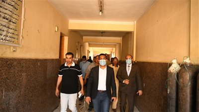 نائب محافظ قنا يتابع حريقًا نشب بالمقر المؤقت لمستشفى دشنا المركزي | صور