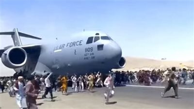 فوضى عارمة بمطار كابول لمحاولة المواطنين الأفغان الهروب بطائرة أمريكية