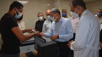 محافظ المنيا يتابع سير العمل بمركزي تلقي لقاح كورونا في دير مواس وملوي