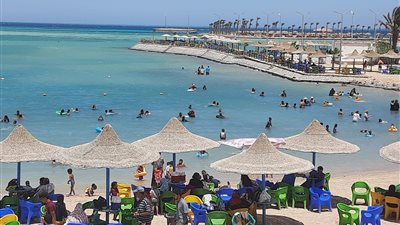 رغم نشاط حركة الرياح.. إقبال للمصطافين على شواطئ الغردقة هربًا من حرارة الجو │ صور