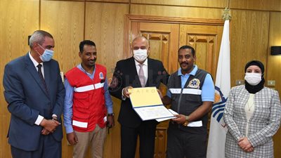 محافظ قنا يُكرم مسعفًا وسائقًا لأمانتهما في تسليم نصف مليون جنيه لمصاب طريق بنجع حمادي