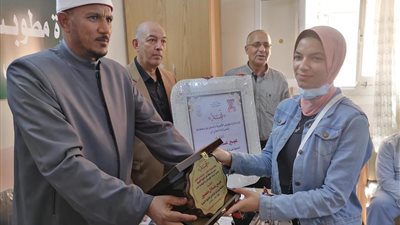 «أزهر كفر الشيخ» يكرم الحاصلة على المركز الثالث بالثانوية الأزهرية | صور