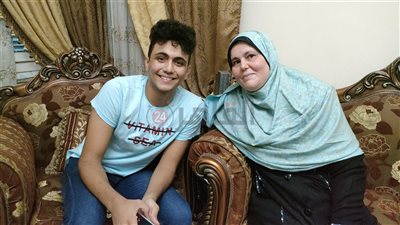 الأول على الجمهورية بمدارس المتفوقين بالثانوية العامة في الإسماعيلية: «والدتي السبب.. وبشجع الأهلي»