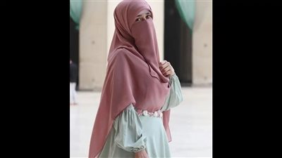 هل يجوز للمرأة ارتداء النقاب الملون... خطيب بالأوقاف يوضح