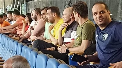الجهاز الفني لبيراميدز يتابع مباراة الزمالك ووادي دجلة من الملعب | صور