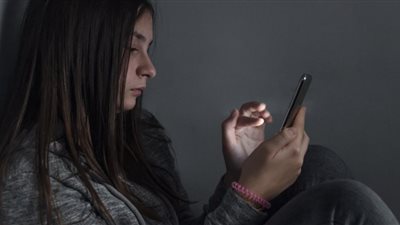 كثرة قضاء الوقت في تصفح انستجرام يزيد من عمليات التجميل لدى الفتيات | دراسة