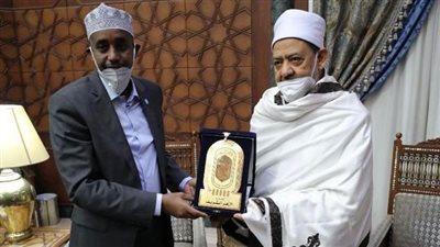 «شال وعمامة» رئيس وزراء الصومال يهدي شيخ الأزهر زي سلاطين وشيوخ القبائل | صور