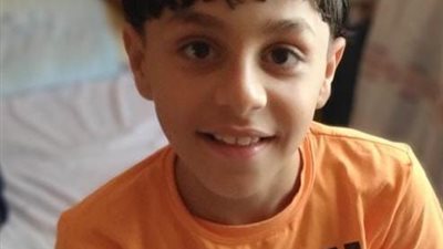 ابني بقي مكسوف يخرج.. أم تستغيث بالسيسي لعلاج طفلها المصاب بالضمور العضلي | صور