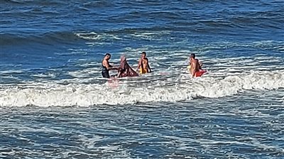 إقبال ضعيف على شواطئ بورسعيد بالتزامن مع ارتفاع الأمواج | صور