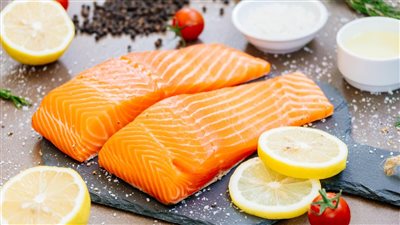 تناول سمك السلمون يوميًا يقلل من خطر الإصابة بسرطان الأمعاء| دراسة