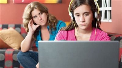 هل يحق للأمهات التجسس على أبنائهن؟... علماء يوضحون حكم الدين