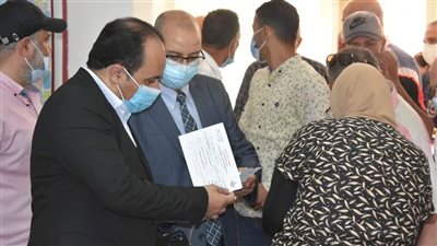 فرق طبية متنقلة لتطعيم القُضاة والمُعلمين بلقاح كورونا في بورسعيد | صور