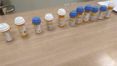 ضبط راكبين بمطار القاهرة الدولي قادمين من باريس لمحاولتهما تهريب أقراص مخدرة وسلاح أبيض