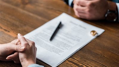 هل يحق للزوجة التطليق إذا انشغل عنها زوجها بسبب العمل؟.. أزهري يجيب