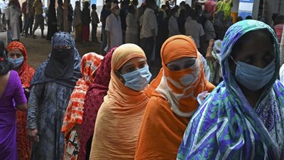 انخفاض طفيف في حصيلة الإصابات اليومية لـ فيروس كورونا بالهند 