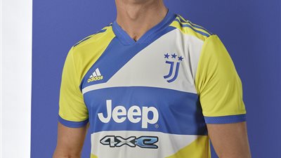 بألوان غريبة.. يوفنتوس يعلن قميصه الثالث الجديد |صور