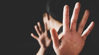 صاحب معرض سيارات عن اتهامه بالتحرش: مقصدش التحرش بيها لمستها غصب عني 