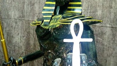 الخردة كنز لا يفنى.. شاب يبدع في تحويلها إلى تمثال أنوبيس | صور