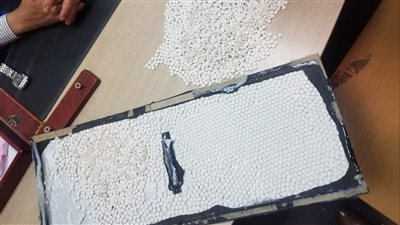 القبض على فلسطيني قادم من تركيا لمحاولته تهريب 4100 قرص مخدر| صور