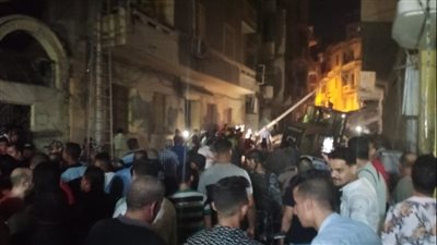 انتشال جثة ومصاب من تحت أنقاض عقار البحيرة المنهار