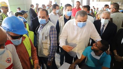 سعفان يطلق القافلة الطبية للكشف على العمالة غير المنتظمة بالعلمين الجديدة| صور