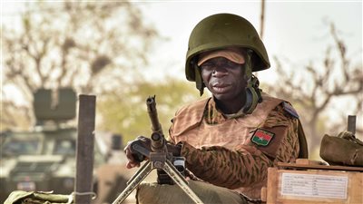 مقتل 20 جنديًّا في هجوم على قوات الشرطة العسكرية ببوركينا فاسو 