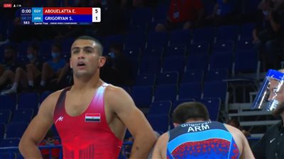 عماد أشرف يفوز على بطل أرمينيا ويتأهل لنصف نهائي بطولة العالم للمصارعة الرومانية