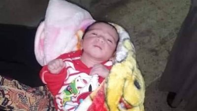 العثور على طفلة بعد ساعات من ولادتها مُلقاة في الشارع بالشرقية 