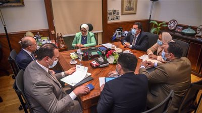 وزيرة الصحة تبحث مع مدير مجمع الإصدارات المؤمنة ربط وميكنة المشروعات المختلفة