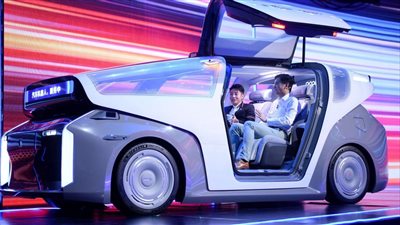 أبوابها تفتح لأعلى.. بايدو الصينية تطرح أول نموذج من سيارتها ذاتية القيادة