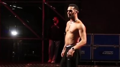 ظهر في «البروفة» بدونه.. هل يستغني محمد رمضان عن قميصه بحفل الساحل؟