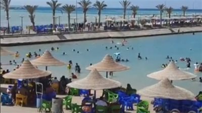 إقبال المصطافين على شواطئ الغردقة خلال العطلة الأسبوعية هربًا حرارة الجو