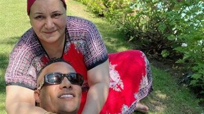 محمد رمضان يتناول القهوة مع والدته قبل حفله بساعات.. ويؤكد: ماشي ببركة رضاها