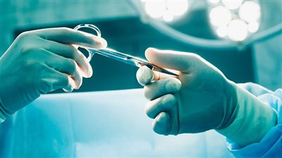 دخل يعمل دوالي عملوله الزايدة.. اتهام لمستشفى خاص بالمنوفية بإجراء عملية لنجل لواء شرطة سابق بالخطأ