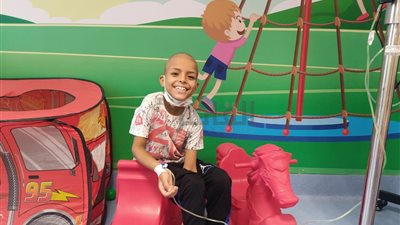 طفل مصاب بالسرطان يدعو محمد صلاح لزيارة مستشفى الأورام بالأقصر