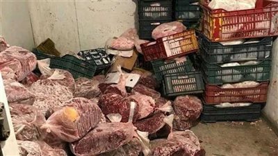 القبض على أجنبي بحوزته 12 طن برجر وسجق فاسدة بسوق العبور