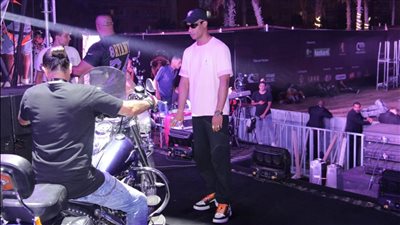 بالدرجات النارية.. بروفة محمد رمضان على أغانيه قبل بدء حفله بالساحل