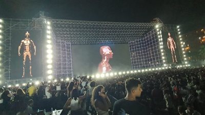 الجمهور يقتحم بوابات حفل محمد رمضان في الساحل.. والأمن يتدخل بالعصا | فيديو