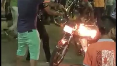 اشتعال دراجة نارية أثناء لهو قائدها وسط جمع من الأشخاص | فيديو