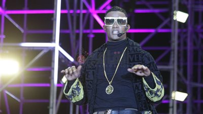 لحظة إعلان صعود محمد رمضان على المسرح لبدء حفله بالساحل الشمالي