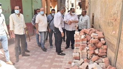 محافظ أسيوط يتفقد أعمال تركيب الإنترلوك بشوارع حي غرب 