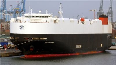 تفريغ 1200 سيارة وشحن 6300 طن صودا ك أو ية بميناء غرب بورسعيد | صور