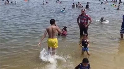 آلاف المصطافين يستمتعون على شاطئ الفيروز بالإسماعيلية.. والدخول بـ 10 جنيهات