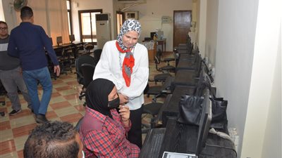 عميد بنات عين شمس تتفقد معامل التنسيق الإلكترونية للمرحلة الأولى