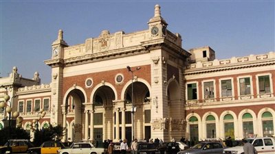 مدبولي يكلف بدهان جميع واجهات المباني المحيطة بميدان محطة مصر بالإسكندرية