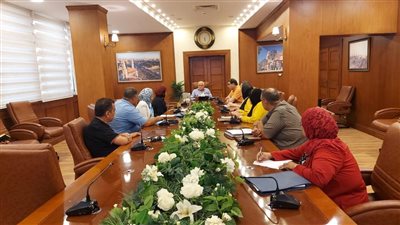 محافظ بورسعيد يناقش مقترح ربط المحافظة بطريق شادر عزام ومستشفى 30 يونيو 