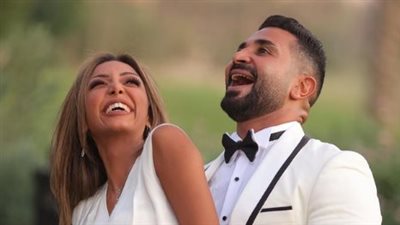 في مشهد رومانسي.. أحمد سعد يحتضن علياء بسيوني|فيديو