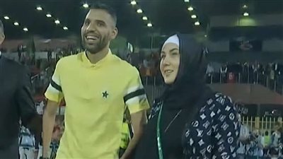 مؤمن زكريا مع الخطيب وحسن حمدي من مدرجات مباراة الأهلي ومونتيري |صور